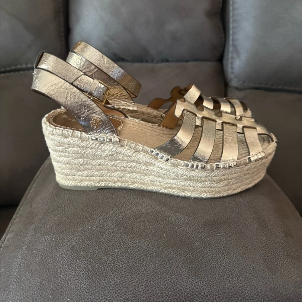 TORY BURCH Gold Metallic Leather Wedge Fisherman Sandals Ankle Strap Buckle